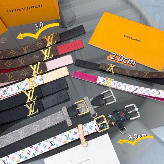 本款 LV Initiales 双面腰带以柔软粒面牛皮革演绎经典设计,可为任意造型注入优雅格调3.0cm。Y12280 本款 LV Initiales 双面腰带以柔软粒面牛皮革演绎经典设计,可为任意造型注入优雅格调3.0cm。Y12280