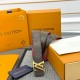 本款 LV Initiales 双面腰带以柔软粒面牛皮革演绎经典设计,可为任意造型注入优雅格调宽度 3.0cm。Y12280 本款 LV Initiales 双面腰带以柔软粒面牛皮革演绎经典设计,可为任意造型注入优雅格调宽度 3.0cm。Y12280