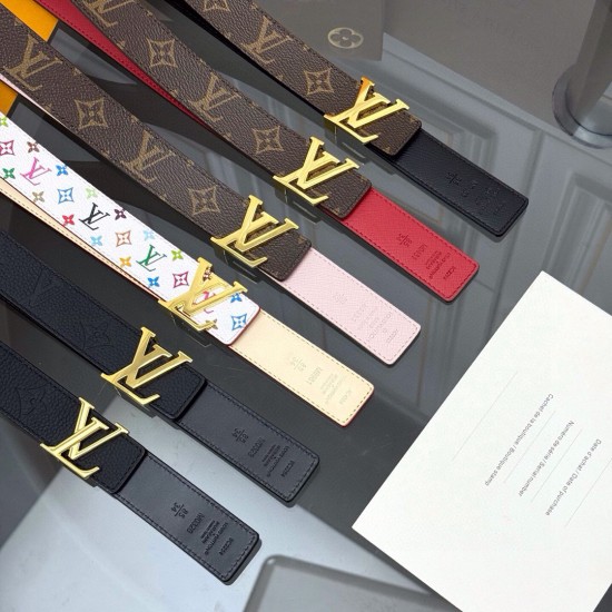本款 LV Initiales 双面腰带以柔软粒面牛皮革演绎经典设计,可为任意造型注入优雅格调3.0cm。Y12280 本款 LV Initiales 双面腰带以柔软粒面牛皮革演绎经典设计,可为任意造型注入优雅格调3.0cm。Y12280