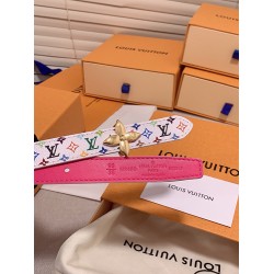 搭配花卉形状的珐琅效果字母扣