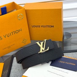本款 LV Initiales 双面腰带以柔软粒面牛皮革演绎经典设计，可为任意造型注入优雅格调 宽度 3.0cm 。Y12280