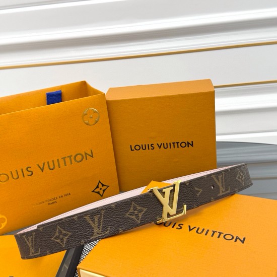 本款 LV Initiales 双面腰带以柔软粒面牛皮革演绎经典设计,可为任意造型注入优雅格调宽度 3.0cm 。Y12280 本款 LV Initiales 双面腰带以柔软粒面牛皮革演绎经典设计,可为任意造型注入优雅格调宽度 3.0cm 。Y12280