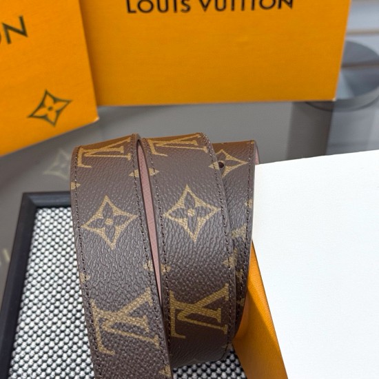本款 LV Initiales 双面腰带以柔软粒面牛皮革演绎经典设计,可为任意造型注入优雅格调宽度 3.0cm 。Y12280 本款 LV Initiales 双面腰带以柔软粒面牛皮革演绎经典设计,可为任意造型注入优雅格调宽度 3.0cm 。Y12280
