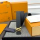 本款 LV Initiales 双面腰带以柔软粒面牛皮革演绎经典设计,可为任意造型注入优雅格调宽度 3.0cm 。Y12280 本款 LV Initiales 双面腰带以柔软粒面牛皮革演绎经典设计,可为任意造型注入优雅格调宽度 3.0cm 。Y12280