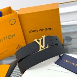 本款 LV Initiales 双面腰带以柔软粒面牛皮革演绎经典设计，可为任意造型注入优雅格调宽度 3.0cm 。Y12280