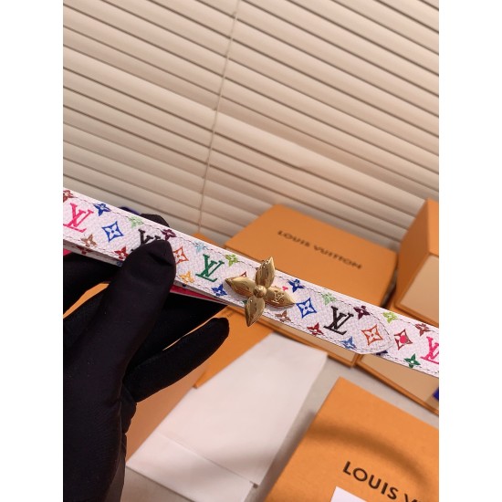 搭配花卉形状的珐琅效果字母扣 搭配花卉形状的珐琅效果字母扣