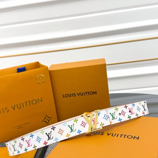 本款 LV Initiales 双面腰带以柔软粒面牛皮革演绎经典设计,可为任意造型注入优雅格调3.0cm。Y12280 本款 LV Initiales 双面腰带以柔软粒面牛皮革演绎经典设计,可为任意造型注入优雅格调3.0cm。Y12280