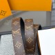本款 LV Initiales 双面腰带以柔软粒面牛皮革演绎经典设计,可为任意造型注入优雅格调2.0cm。Y12280 本款 LV Initiales 双面腰带以柔软粒面牛皮革演绎经典设计,可为任意造型注入优雅格调2.0cm。Y12280