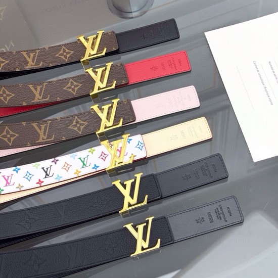本款 LV Initiales 双面腰带以柔软粒面牛皮革演绎经典设计,可为任意造型注入优雅格调2.0cm。Y12280 本款 LV Initiales 双面腰带以柔软粒面牛皮革演绎经典设计,可为任意造型注入优雅格调2.0cm。Y12280