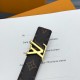 本款 LV Initiales 双面腰带以柔软粒面牛皮革演绎经典设计,可为任意造型注入优雅格调2.0cm。Y12280 本款 LV Initiales 双面腰带以柔软粒面牛皮革演绎经典设计,可为任意造型注入优雅格调2.0cm。Y12280