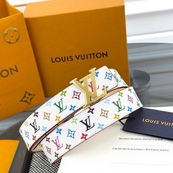 本款 LV Initiales 双面腰带以柔软粒面牛皮革演绎经典设计，可为任意造型注入优雅格调3.0cm。Y12280