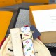 本款 LV Initiales 双面腰带以柔软粒面牛皮革演绎经典设计,可为任意造型注入优雅格调3.0cm。Y12280 本款 LV Initiales 双面腰带以柔软粒面牛皮革演绎经典设计,可为任意造型注入优雅格调3.0cm。Y12280