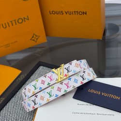 本款 LV Initiales 双面腰带以柔软粒面牛皮革演绎经典设计，可为任意造型注入优雅格调3.0cm。Y12280