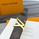 本款 LV Initiales 双面腰带以柔软粒面牛皮革演绎经典设计,可为任意造型注入优雅格调宽度 3.0cm 。Y12280 本款 LV Initiales 双面腰带以柔软粒面牛皮革演绎经典设计,可为任意造型注入优雅格调宽度 3.0cm 。Y12280