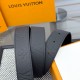 本款 LV Initiales 双面腰带以柔软粒面牛皮革演绎经典设计,可为任意造型注入优雅格调宽度 3.0cm 。Y12280 本款 LV Initiales 双面腰带以柔软粒面牛皮革演绎经典设计,可为任意造型注入优雅格调宽度 3.0cm 。Y12280