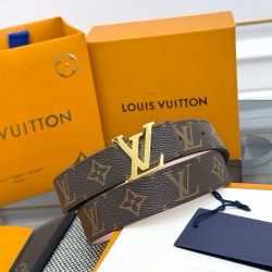 本款 LV Initiales 双面腰带以柔软粒面牛皮革演绎经典设计，可为任意造型注入优雅格调宽度 3.0cm 。Y12280