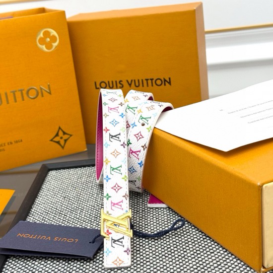 本款 LV Initiales 双面腰带以柔软粒面牛皮革演绎经典设计,可为任意造型注入优雅格调3.0cm。Y12280 本款 LV Initiales 双面腰带以柔软粒面牛皮革演绎经典设计,可为任意造型注入优雅格调3.0cm。Y12280
