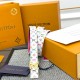 本款 LV Initiales 双面腰带以柔软粒面牛皮革演绎经典设计,可为任意造型注入优雅格调3.0cm。Y12280 本款 LV Initiales 双面腰带以柔软粒面牛皮革演绎经典设计,可为任意造型注入优雅格调3.0cm。Y12280
