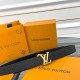 本款 LV Initiales 双面腰带以柔软粒面牛皮革演绎经典设计,可为任意造型注入优雅格调宽度 3.0cm 。Y12280 本款 LV Initiales 双面腰带以柔软粒面牛皮革演绎经典设计,可为任意造型注入优雅格调宽度 3.0cm 。Y12280