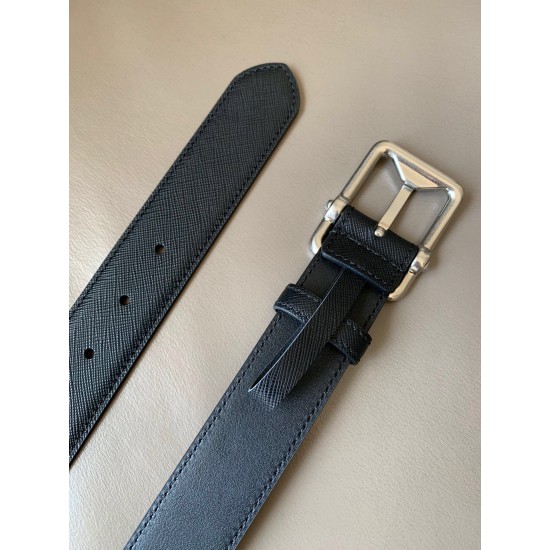 j22600 PRADA (普拉达)专柜同款 男士休闲针扣 3.4厘米宽的Saffiano皮革腰带。枪带扣,其上以Prada徽标装饰,勾勒精致细节,是Prada男士成衣系列的理想配饰。 j22600 PRADA (普拉达)专柜同款 男士休闲针扣 3.4厘米宽的Saffiano皮革腰带。枪带扣,其上以Prada徽标装饰,勾勒精致细节,是Prada男士成衣系列的理想配饰。