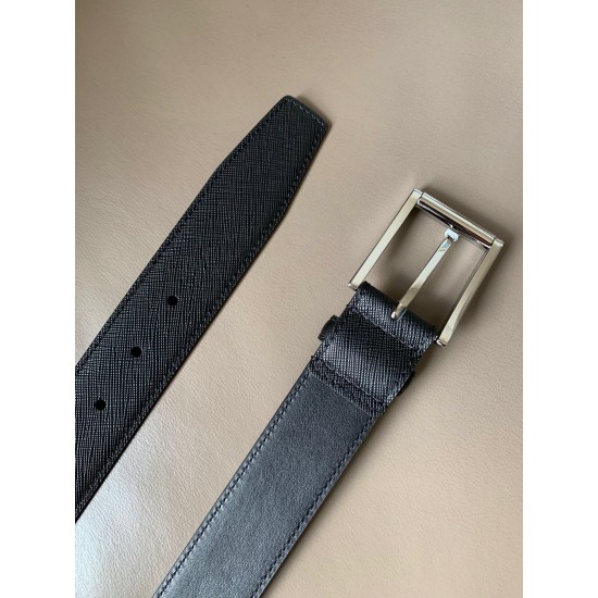 j22600 专柜同款 3.4厘米宽的Saffiano皮革腰带。抛光钢质带扣前面采用独特的滑轮外形设计,其上徽标装饰,勾勒精致细节,是男士成衣系列的理想配饰 j22600 专柜同款 3.4厘米宽的Saffiano皮革腰带。抛光钢质带扣前面采用独特的滑轮外形设计,其上徽标装饰,勾勒精致细节,是男士成衣系列的理想配饰