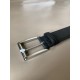j22600 专柜同款 3.4厘米宽的Saffiano皮革腰带。抛光钢质带扣前面采用独特的滑轮外形设计,其上徽标装饰,勾勒精致细节,是男士成衣系列的理想配饰 j22600 专柜同款 3.4厘米宽的Saffiano皮革腰带。抛光钢质带扣前面采用独特的滑轮外形设计,其上徽标装饰,勾勒精致细节,是男士成衣系列的理想配饰