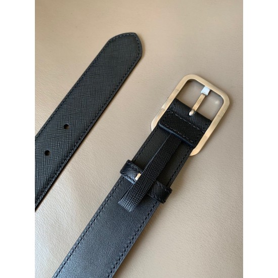 j22600 PRADA (普拉达)专柜同款 男士休闲针扣 3.4厘米宽的Saffiano皮革腰带。枪带扣,其上以Prada徽标装饰,勾勒精致细节,是Prada男士成衣系列的理想配饰。 j22600 PRADA (普拉达)专柜同款 男士休闲针扣 3.4厘米宽的Saffiano皮革腰带。枪带扣,其上以Prada徽标装饰,勾勒精致细节,是Prada男士成衣系列的理想配饰。
