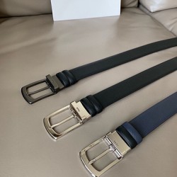 j22620 PRADA(普拉达) 专柜新款 男士双面用腰带 宽3.4cm 带身采用一面Saffiano牛皮 一面光滑牛皮 内搭配简约旋转亮面针扣，承载着品牌象征性的图案，释放优雅与现代气息。