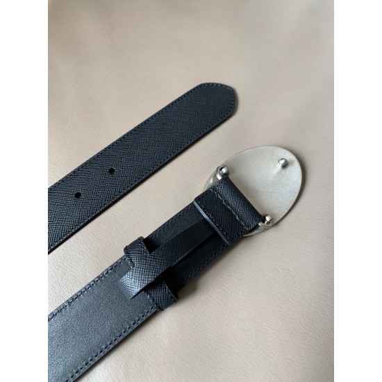 j22600 专柜同款 男士休闲腰带 宽3.4cm 这款腰带采用Saffiano小牛皮,徽标刻印在椭圆形抛光钢质金属带扣之中,凸显精巧设计,对比色腰带环精致而优雅 j22600 专柜同款 男士休闲腰带 宽3.4cm 这款腰带采用Saffiano小牛皮,徽标刻印在椭圆形抛光钢质金属带扣之中,凸显精巧设计,对比色腰带环精致而优雅