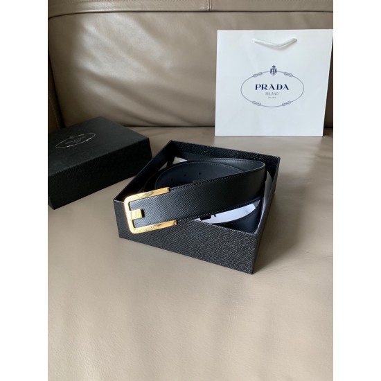 j22630 PRADA (普拉达) 专柜同款 男士商务休闲腰带 这款宽4.0cm Saffiano皮革腰带精致低调、优雅摩登。简约时尚的哑枪色金属带扣配有刻字徽标，勾勒精致细节