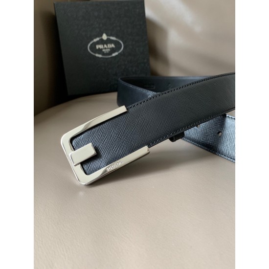 j22630 PRADA (普拉达) 专柜同款 男士商务休闲腰带 这款宽4.0cm Saffiano皮革腰带精致低调、优雅摩登。简约时尚的哑枪色金属带扣配有刻字徽标，勾勒精致细节