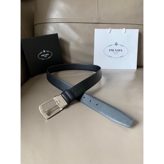 j22620 PRADA(普拉达) 专柜新款 男士双面用腰带 宽3.4cm 带身采用一面Saffiano牛皮 一面光滑牛皮 内搭配简约旋转亮面针扣,承载着品牌象征性的图案,释放优雅与现代气息。 j22620 PRADA(普拉达) 专柜新款 男士双面用腰带 宽3.4cm 带身采用一面Saffiano牛皮 一面光滑牛皮 内搭配简约旋转亮面针扣,承载着品牌象征性的图案,释放优雅与现代气息。