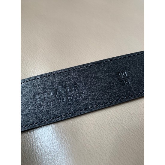 j22600 prada (普拉达) 专柜新款 男女通用商务休闲款 宽3.0cm 这款Saffiano牛皮腰带设计简约而不失精美。三角形搭扣辅以涂珐琅金属刻字徽标，映现品牌格调。隽永的亮面皮革材质历经