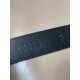 j22600 prada (普拉达) 专柜新款 男女通用商务休闲款 宽3.0cm 这款Saffiano牛皮腰带设计简约而不失精美。三角形搭扣辅以涂珐琅金属刻字徽标，映现品牌格调。隽永的亮面皮革材质历经