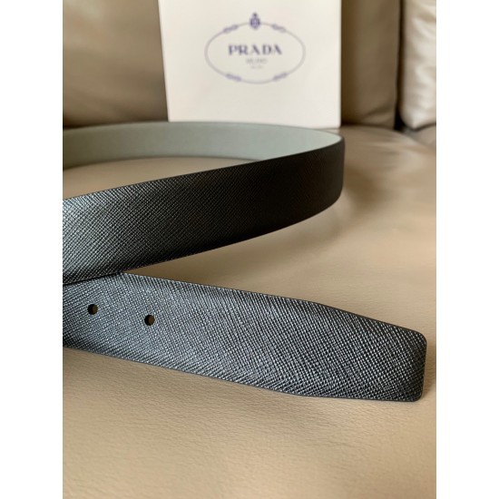 j22620 PRADA(普拉达) 专柜新款 男士双面用腰带 宽3.4cm 带身采用双面Saffiano牛皮 搭配简约旋转亮面针扣，承载着品牌象征性的图案，释放优雅与现代气息。
