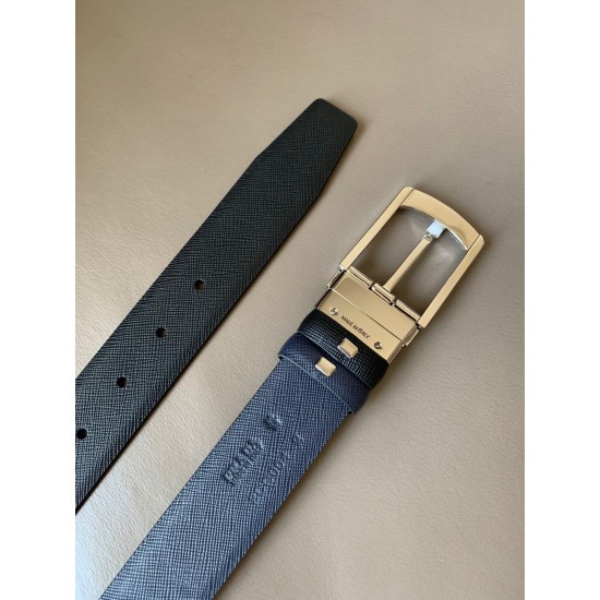j22600 PRADA(普拉达) 专柜新款 男士双面用腰带 宽3.4cm 带身采用双面Saffiano牛皮 搭配简约旋转亮面针扣，承载着品牌象征性的图案，释放优雅与现代气息。