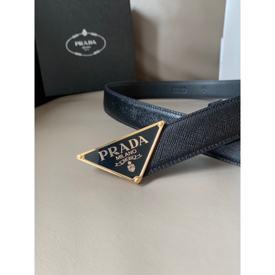 j22620 PRADA (普拉达) 专柜同款 这款腰带宽3.0cm 采用了Saffiano头层牛皮，腰带精致低调、优雅摩登。饰有涂珐琅三角形徽标，勾勒精致细节，是Prada男士成衣系列的理想配饰。