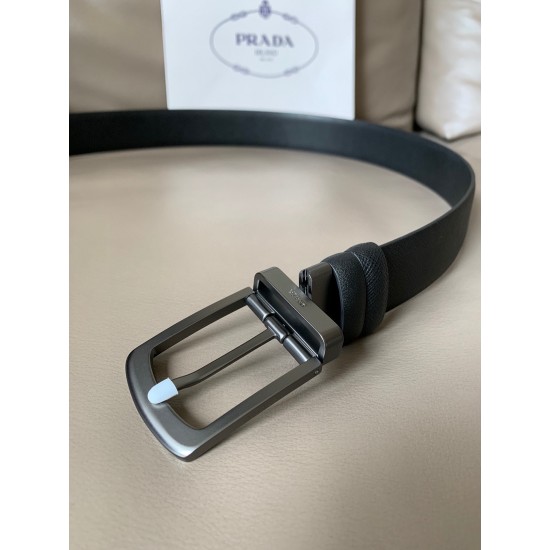 j22620 PRADA(普拉达) 专柜新款 男士双面用腰带 宽3.4cm 带身采用一面Saffiano牛皮 一面光滑牛皮 内搭配简约旋转亮面针扣,承载着品牌象征性的图案,释放优雅与现代气息。 j22620 PRADA(普拉达) 专柜新款 男士双面用腰带 宽3.4cm 带身采用一面Saffiano牛皮 一面光滑牛皮 内搭配简约旋转亮面针扣,承载着品牌象征性的图案,释放优雅与现代气息。