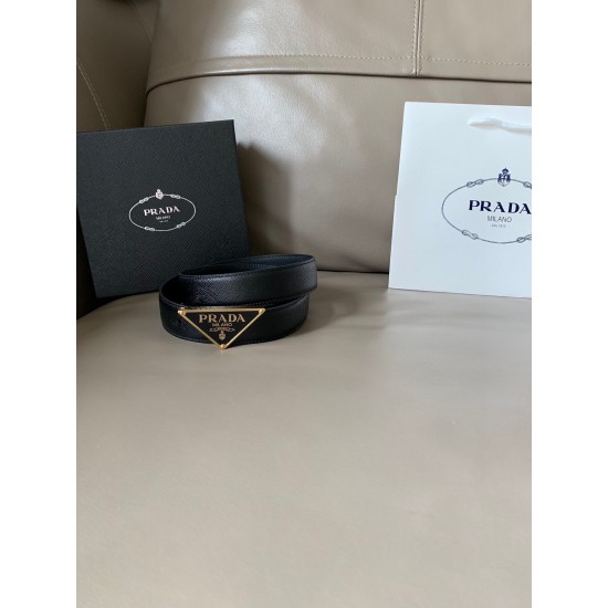 j22620 PRADA (普拉达) 专柜同款 这款腰带宽3.0cm 采用了Saffiano头层牛皮，腰带精致低调、优雅摩登。饰有涂珐琅三角形徽标，勾勒精致细节，是Prada男士成衣系列的理想配饰。