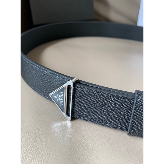 j22600 prada (普拉达) 专柜新款 男女通用商务休闲款 宽3.0cm 这款Saffiano牛皮腰带设计简约而不失精美。三角形搭扣辅以涂珐琅金属刻字徽标，映现品牌格调。隽永的亮面皮革材质历经
