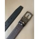 j22600专柜新款 男士双面用腰带 宽3.4cm 带身采用双面Saffiano牛皮 搭配简约旋转哑枪针扣，承载着品牌象征性的图案，释放优雅与现代气息。