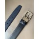 j22620 PRADA(普拉达) 专柜新款 男士双面用腰带 宽3.4cm 带身采用一面Saffiano牛皮 一面光滑牛皮 内搭配简约旋转亮面针扣,承载着品牌象征性的图案,释放优雅与现代气息。 j22620 PRADA(普拉达) 专柜新款 男士双面用腰带 宽3.4cm 带身采用一面Saffiano牛皮 一面光滑牛皮 内搭配简约旋转亮面针扣,承载着品牌象征性的图案,释放优雅与现代气息。