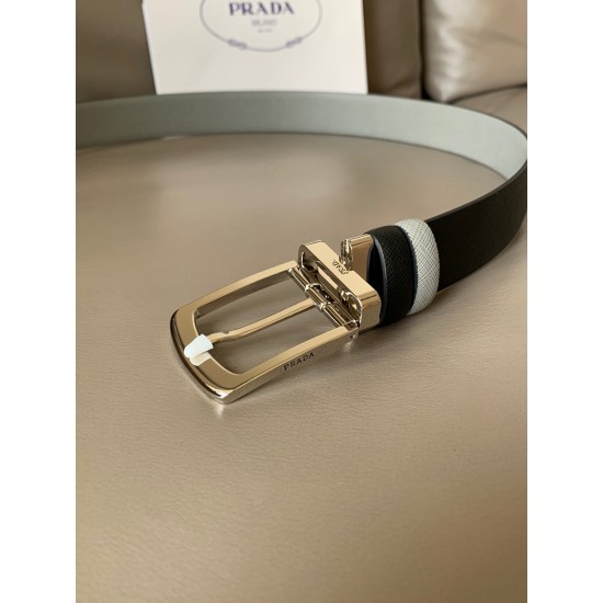 j22620 PRADA(普拉达) 专柜新款 男士双面用腰带 宽3.4cm 带身采用双面Saffiano牛皮 搭配简约旋转亮面针扣，承载着品牌象征性的图案，释放优雅与现代气息。
