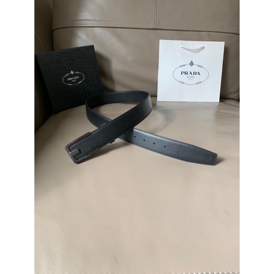 j22630 PRADA (普拉达) 专柜同款 男士商务休闲腰带 这款宽4.0cm Saffiano皮革腰带精致低调、优雅摩登。简约时尚的哑枪色金属带扣配有刻字徽标，勾勒精致细节