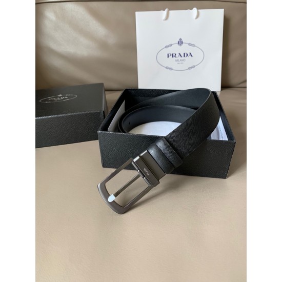 j22620 PRADA(普拉达) 专柜新款 男士双面用腰带 宽3.4cm 带身采用一面Saffiano牛皮 一面光滑牛皮 内搭配简约旋转亮面针扣,承载着品牌象征性的图案,释放优雅与现代气息。 j22620 PRADA(普拉达) 专柜新款 男士双面用腰带 宽3.4cm 带身采用一面Saffiano牛皮 一面光滑牛皮 内搭配简约旋转亮面针扣,承载着品牌象征性的图案,释放优雅与现代气息。