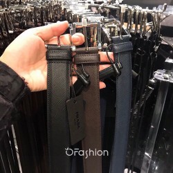 j22600 专柜同款 3.4厘米宽的Saffiano皮革腰带。抛光钢质带扣前面采用独特的滑轮外形设计，其上徽标装饰，勾勒精致细节，是男士成衣系列的理想配饰