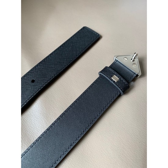 j22600 prada (普拉达) 专柜新款 男女通用商务休闲款 宽3.0cm 这款Saffiano牛皮腰带设计简约而不失精美。三角形搭扣辅以涂珐琅金属刻字徽标，映现品牌格调。隽永的亮面皮革材质历经
