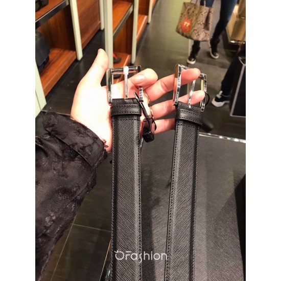 j22600 专柜同款 3.4厘米宽的Saffiano皮革腰带。抛光钢质带扣前面采用独特的滑轮外形设计,其上徽标装饰,勾勒精致细节,是男士成衣系列的理想配饰 j22600 专柜同款 3.4厘米宽的Saffiano皮革腰带。抛光钢质带扣前面采用独特的滑轮外形设计,其上徽标装饰,勾勒精致细节,是男士成衣系列的理想配饰