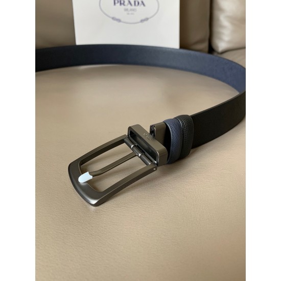 j22620 PRADA(普拉达) 专柜新款 男士双面用腰带 宽3.4cm 带身采用双面Saffiano牛皮 搭配简约旋转亮面针扣，承载着品牌象征性的图案，释放优雅与现代气息。