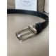 j22620 PRADA(普拉达) 专柜新款 男士双面用腰带 宽3.4cm 带身采用一面Saffiano牛皮 一面光滑牛皮 内搭配简约旋转亮面针扣,承载着品牌象征性的图案,释放优雅与现代气息。 j22620 PRADA(普拉达) 专柜新款 男士双面用腰带 宽3.4cm 带身采用一面Saffiano牛皮 一面光滑牛皮 内搭配简约旋转亮面针扣,承载着品牌象征性的图案,释放优雅与现代气息。